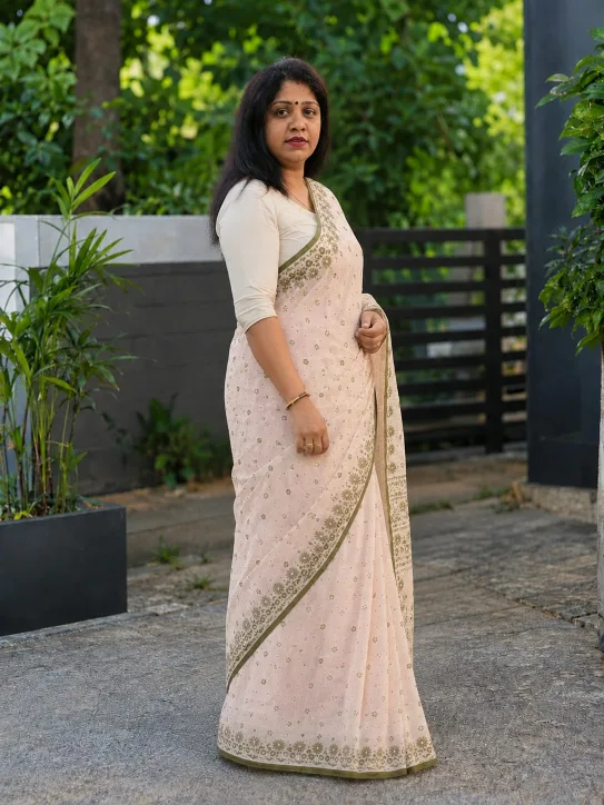 Women's Elegant Cream Floral Cotton Saree - Image 4